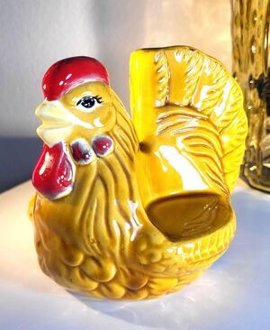 Vintage US pottery Rooster Chicken Ceramic Retro Salt & Pepper and Napkin Holder